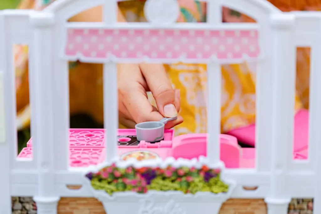 Lalki Barbie i akcesoria do zabawy w domu